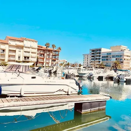 Pour 4 Vue Sur La Marina De *