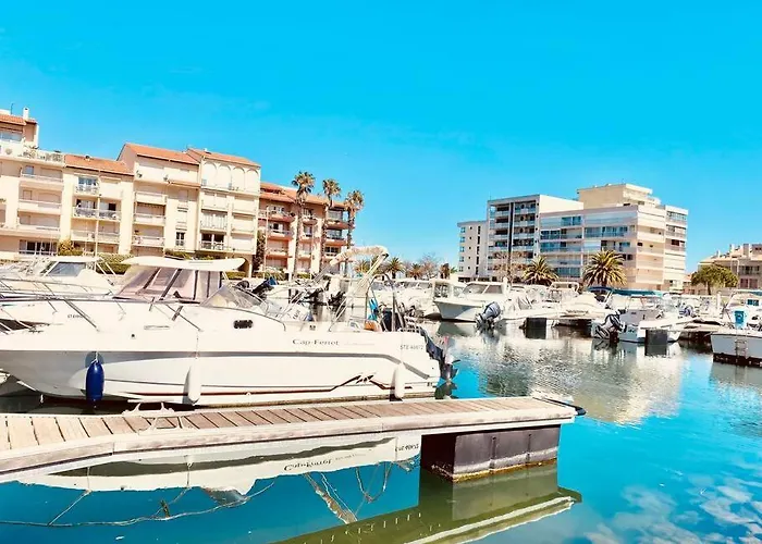 Pour 4 Vue Sur La Marina De *